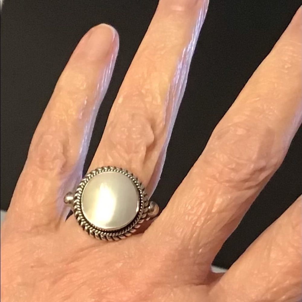 Vintage‎ 925 Suarti Sterling Silver ring with Mother of Pearl gemstone Size 6.
